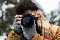 Hombre fotógrafo tomando fotos - foto de stock