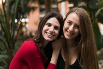 Porträt zweier fröhlicher Frauen — Stockfoto