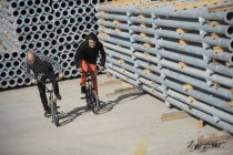 Люди с велосипедами BMX — стоковое фото