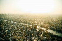 Воздушный городской пейзаж при ярком солнечном свете — стоковое фото