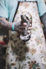Татуйований чоловік тримає велику змію . — стокове фото