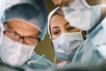 Команда хирургов в масках — стоковое фото