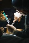 Хірург робить операцію ахіллове сухожилля — стокове фото