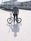 Молодой мужчина с BMX — стоковое фото