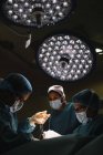 Хірурги команда обробки операції — стокове фото