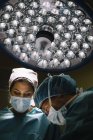 Лампи над хірургів, забезпечуючи операція — стокове фото