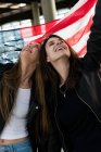 Schöne Frauen mit der us-Fahne — Stockfoto