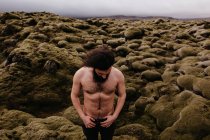 Hombre sin camisa en la naturaleza islandesa - foto de stock