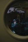 Médicos haciendo una cirugía en el hospital - foto de stock