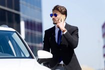 Homme parlant au téléphone près de la voiture — Photo de stock
