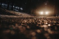 Mann läuft im Scheinwerferlicht — Stockfoto