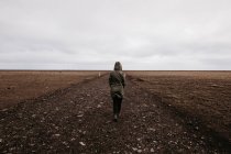 Persona che cammina sul deserto freddo — Foto stock
