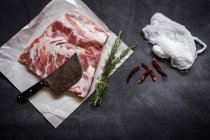 Прямо над видом сырой свиные ребра со специями на полотенце готовы для приготовления пищи — стоковое фото