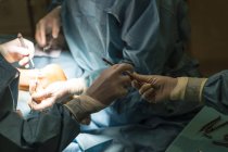 Cirurgiões passando tesoura — Fotografia de Stock