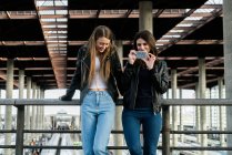 Due amici con lo smartphone — Foto stock