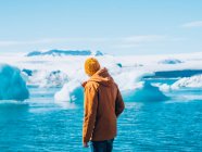 Homme regardant glacier — Photo de stock