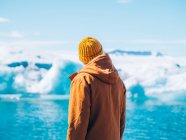 Mann blickt auf Gletscher — Stockfoto