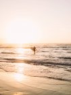 Surfista a piedi sulla spiaggia . — Foto stock