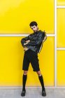 Modemann posiert über gelber Wand — Stockfoto