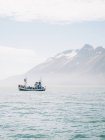 Boot im Meer über Berg — Stockfoto