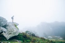 Mann steht auf Felsen — Stockfoto