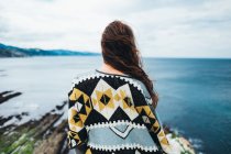 Женщина смотрит на океан — стоковое фото