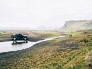 Машина в туманной долине — стоковое фото