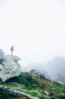 Uomo in piedi sulla roccia — Foto stock