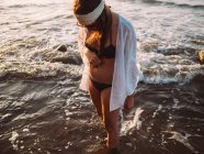 Passeggiata femminile in spiaggia
. — Foto stock