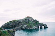 Будинок, розміщений на скелі острова — стокове фото