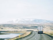 Estrada com caminhão de carga — Fotografia de Stock