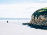 Coppia a costa vicino a roccia — Foto stock