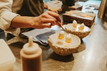 Chef decorating dessert — Stock Photo