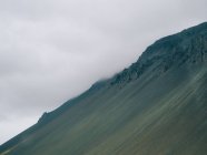 Colina nórdica sobre cielo nublado - foto de stock