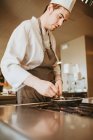 Cozinha Chef na panela — Fotografia de Stock
