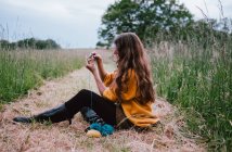 Frau bindet im Gras — Stockfoto