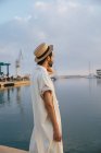 Homme au chapeau admirant paysage d'eau — Photo de stock