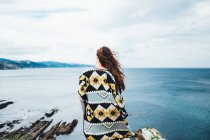 Жінка захоплені морський пейзаж . — стокове фото
