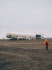Frau gegen altes Flugzeugwrack — Stockfoto