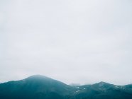 Colline verdi sopra il cielo nebbioso — Foto stock