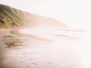 Вид на пляж на закате — стоковое фото