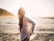 Femme sur la plage en lunettes de soleil . — Photo de stock