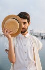 Man posing with hat on pier — Stock Photo