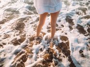 Mujer en espuma de mar . - foto de stock