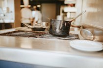 Кухонний горщик на плиті — стокове фото