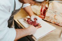 Cuocere affettare la carne — Foto stock