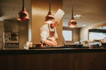 Koch arbeitet in der Küche — Stockfoto