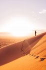 Человек потерялся в огромной пустыне — стоковое фото
