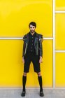 Uomo di moda posa su parete gialla — Foto stock