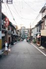 Маленькая улица с ходячими людьми — стоковое фото